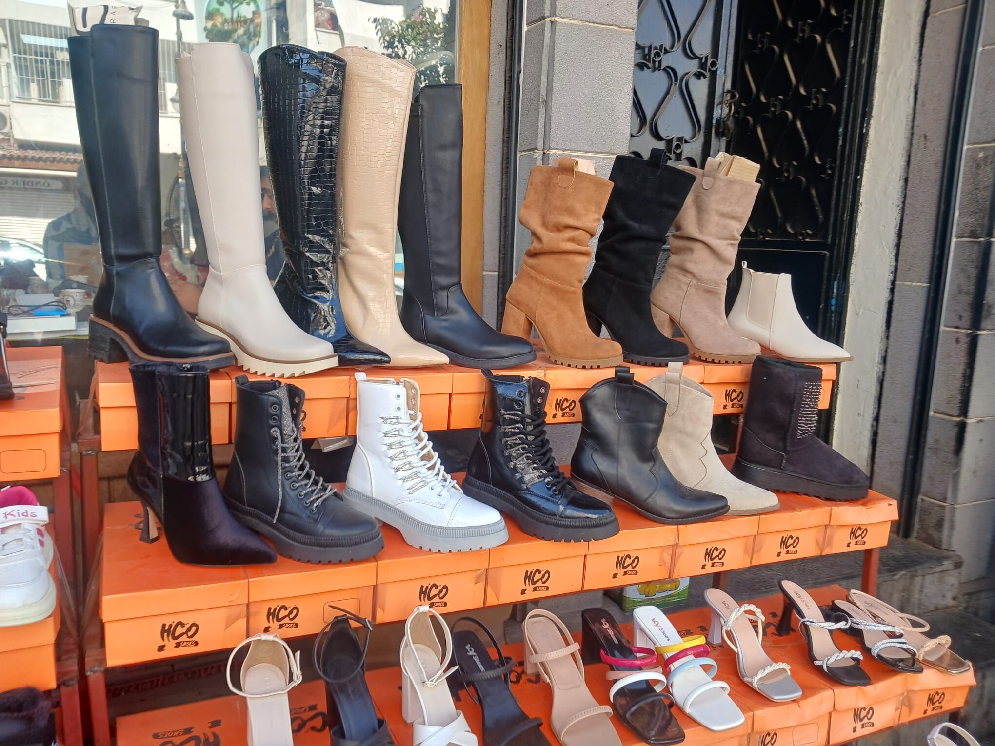 Diyarbakır’da Kar Ve Yağmur Yağmayınca Bot Ve Çizmeler Tezgahlarda Kaldı (1)