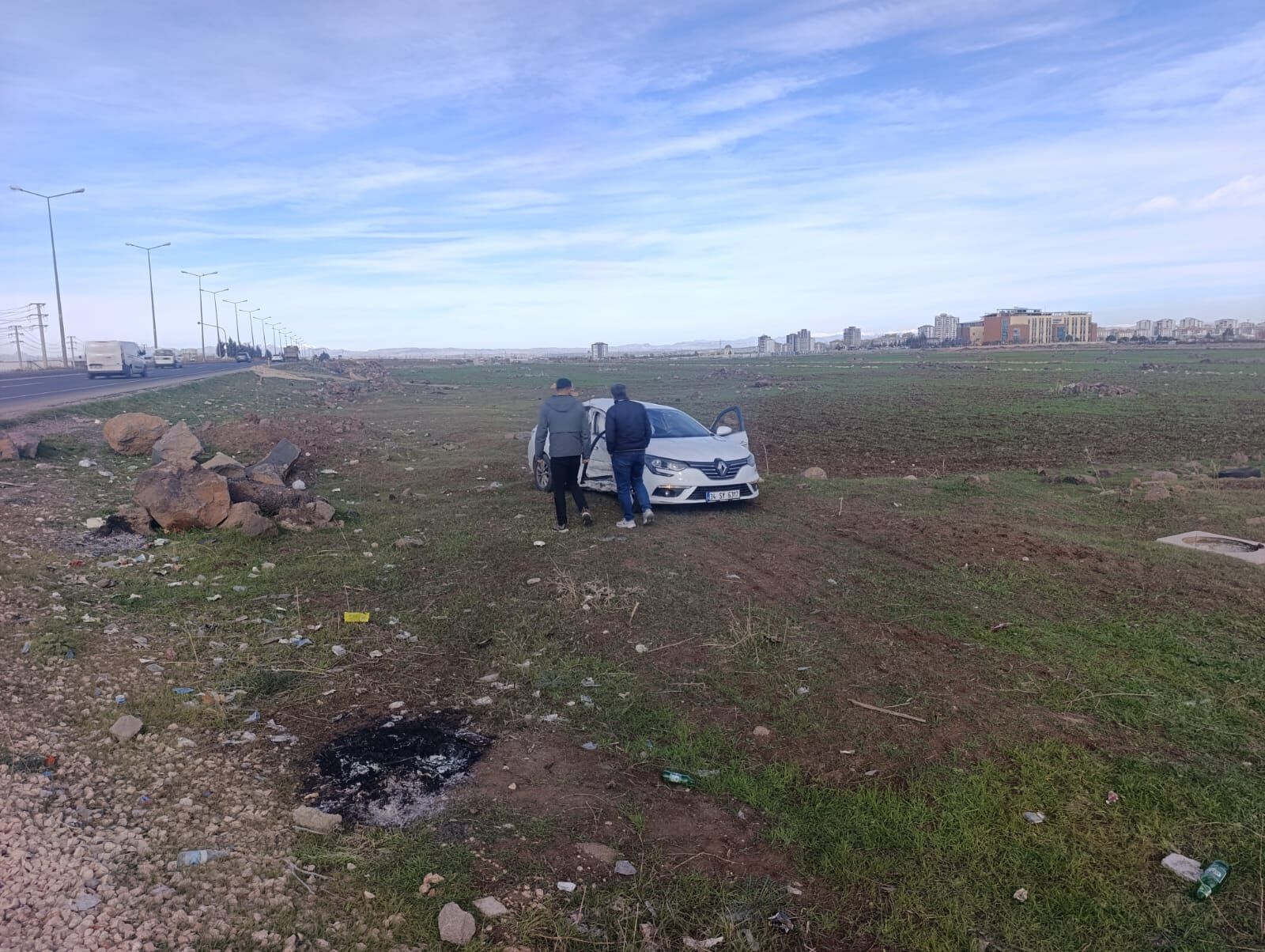 Diyarbakır'da Otomobil Ile Çarpışan Hafif Ticari Aracın Sürücüsü Yaralandı (3)