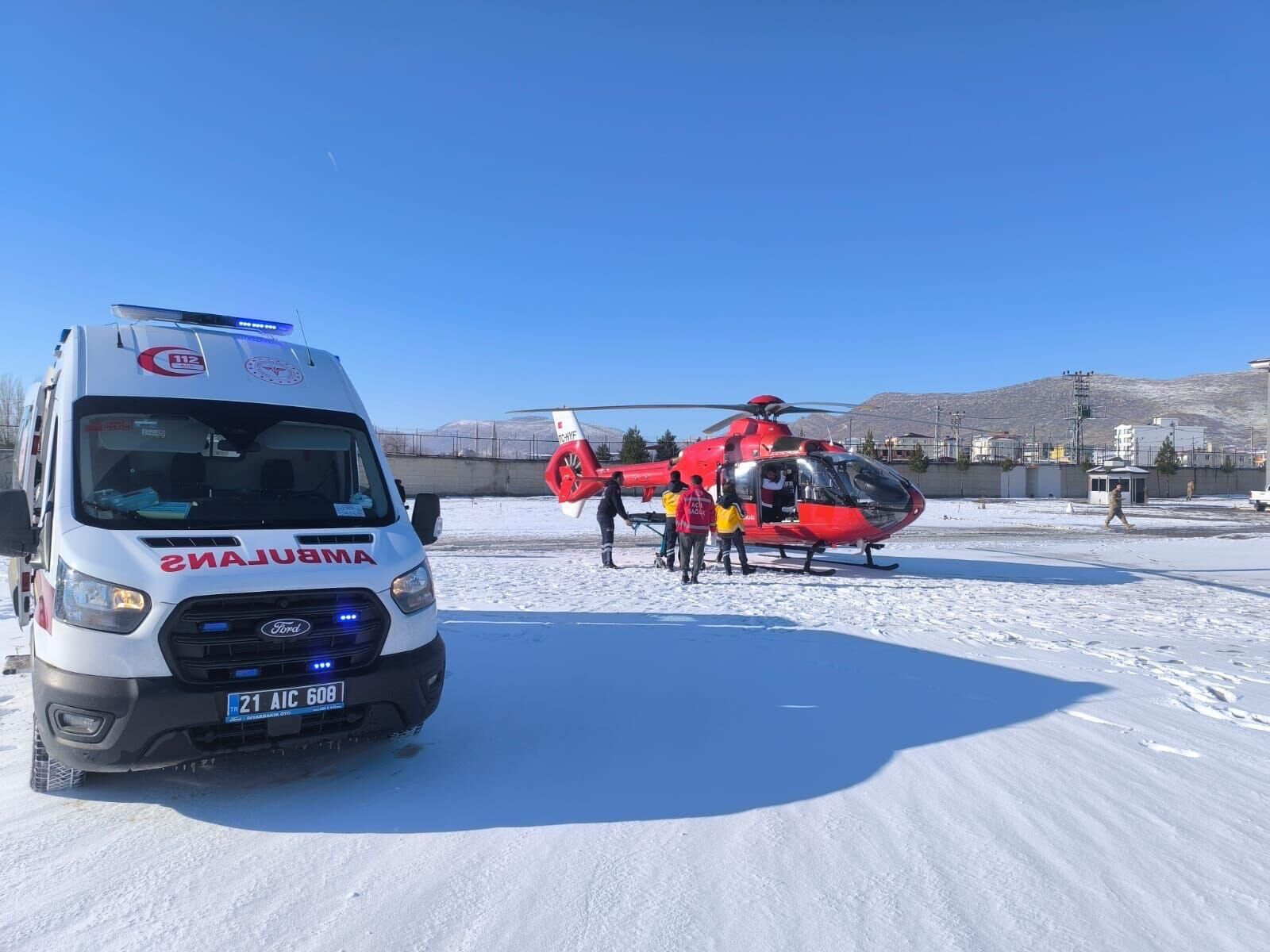Diyarbakır’da Sağlık Ekipleri Kar Ve Tipiye Rağmen Hastalara Ulaştı (1)