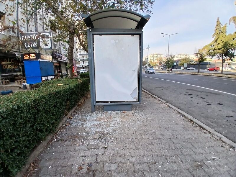 Duraklar Tahrip Ediliyor