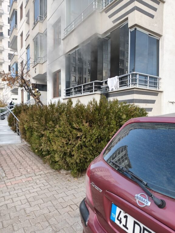 Fenni Muayene Karşısındaki Sitede Çıkan Yangın Korkuttu (1) 576X768