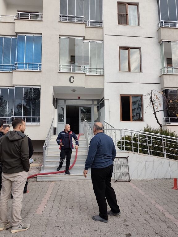 Fenni Muayene Karşısındaki Sitede Çıkan Yangın Korkuttu (2) 576X768