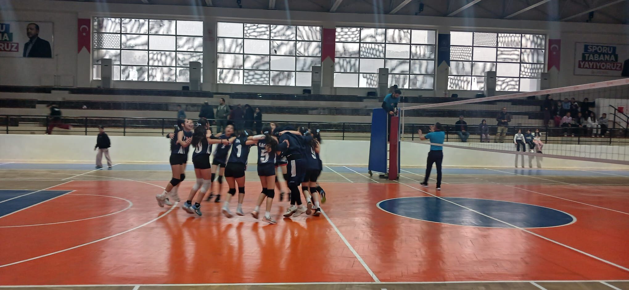Okul Sporları Yıldızlar Voleybol Yarı Final Maçları Nefes Kesti (1)