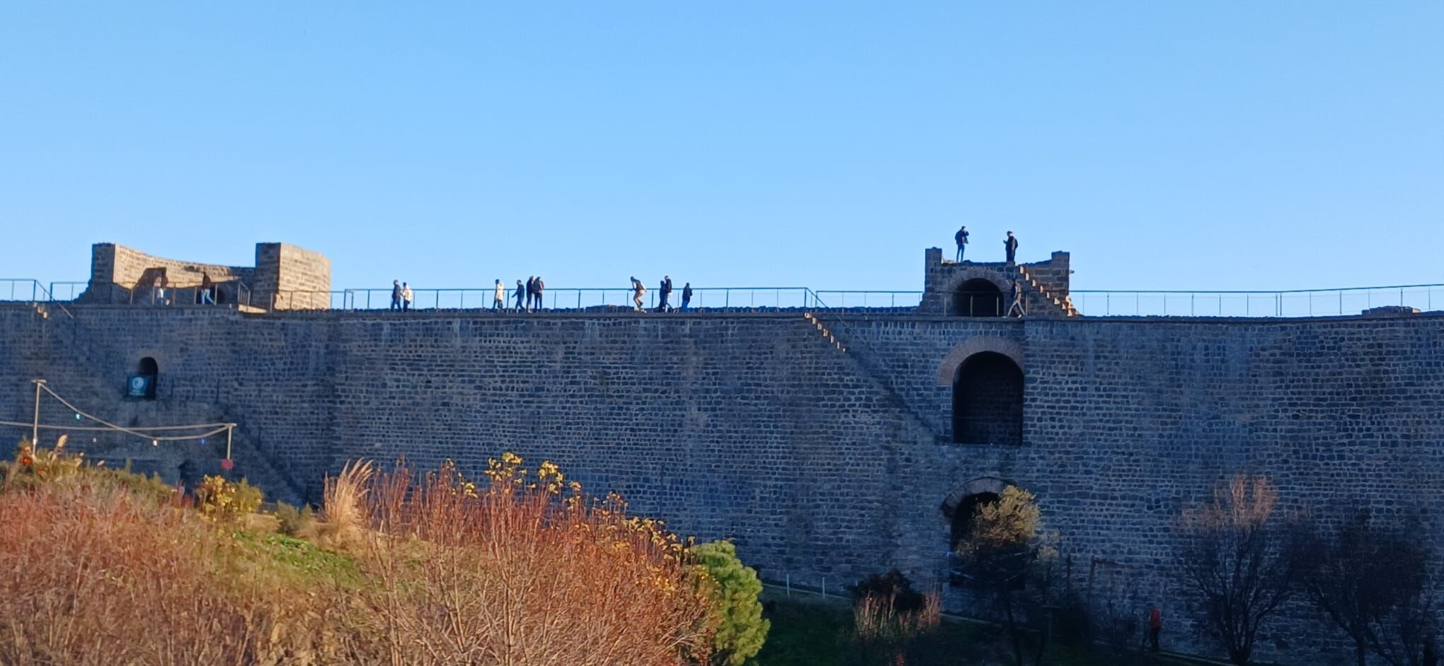 Uyarılara Rağmen Tarihi Surların Zirvesinde Tehlikeli Selfie (2)