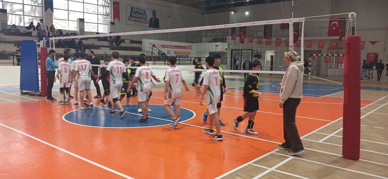 Voleybol Düzenlendi