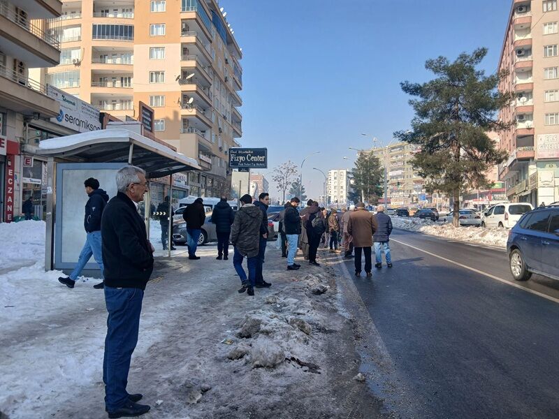 Araç Beklerken Ateş Yaktilar