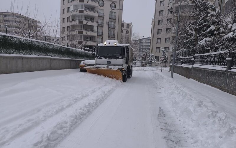 Bağlarda Kar Küreme