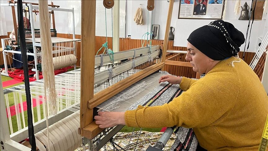 Köyde Kilim Dokuyorlar