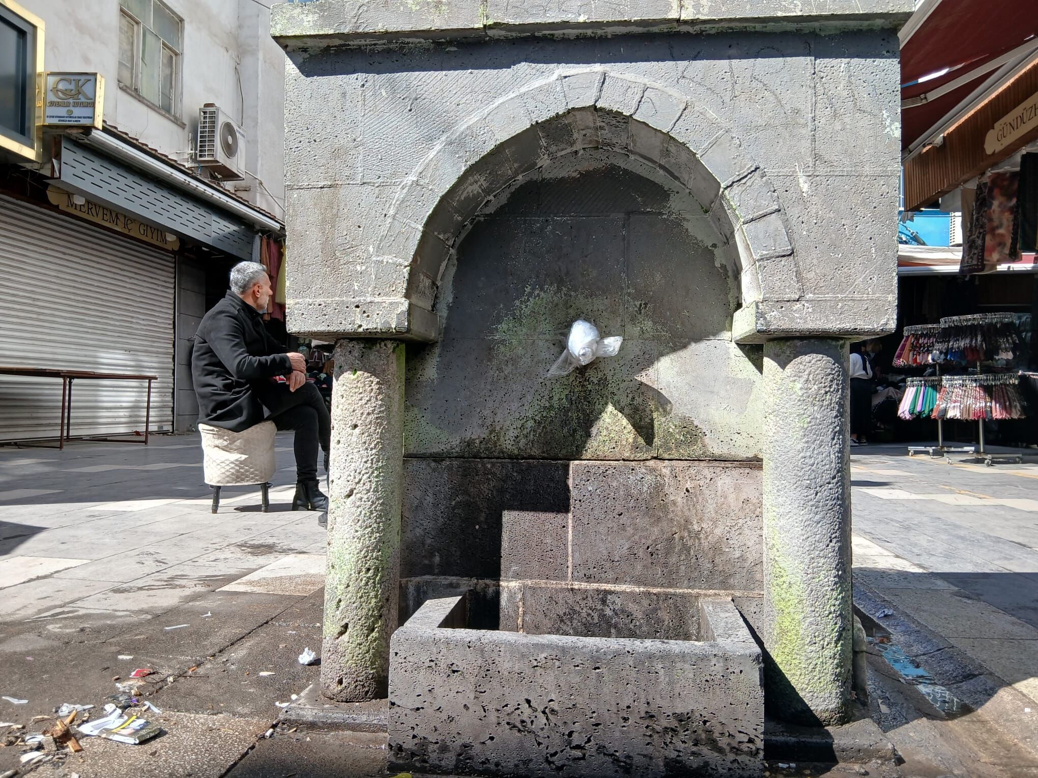 Cesme Onarilmayi Bekliyor (2)