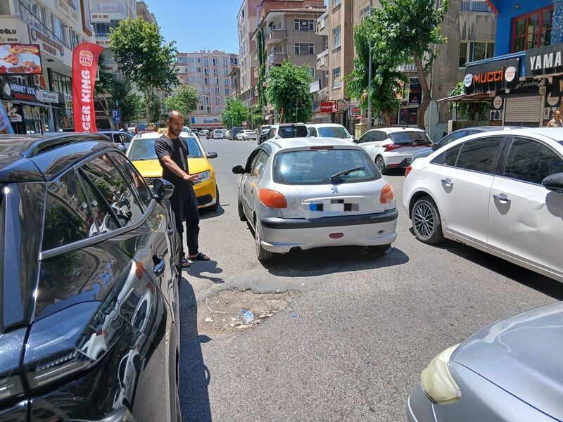 Yoldaki Çukur Tehlike Saçıyor