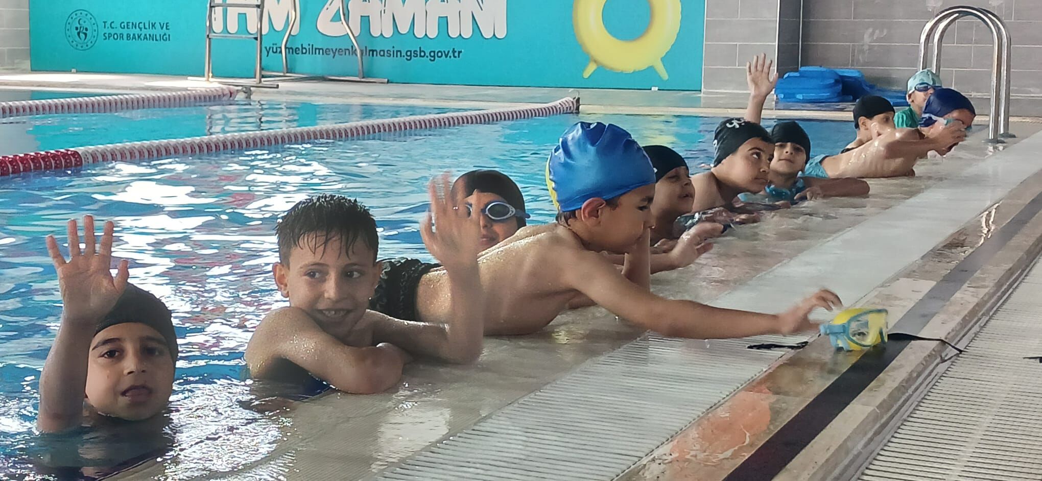 Yuzme Havuzlarinda Egleniyorlar (1)