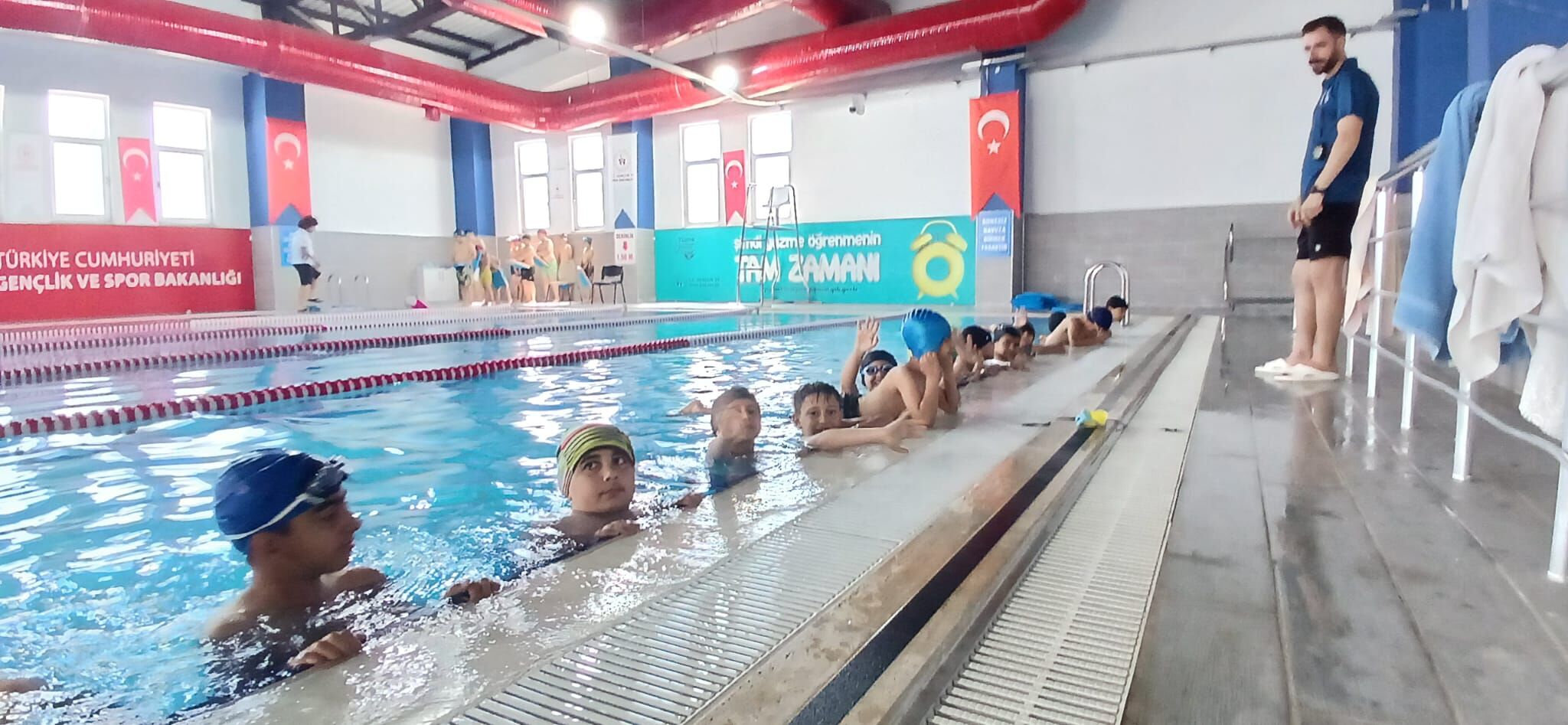 Yuzme Havuzlarinda Egleniyorlar (2)