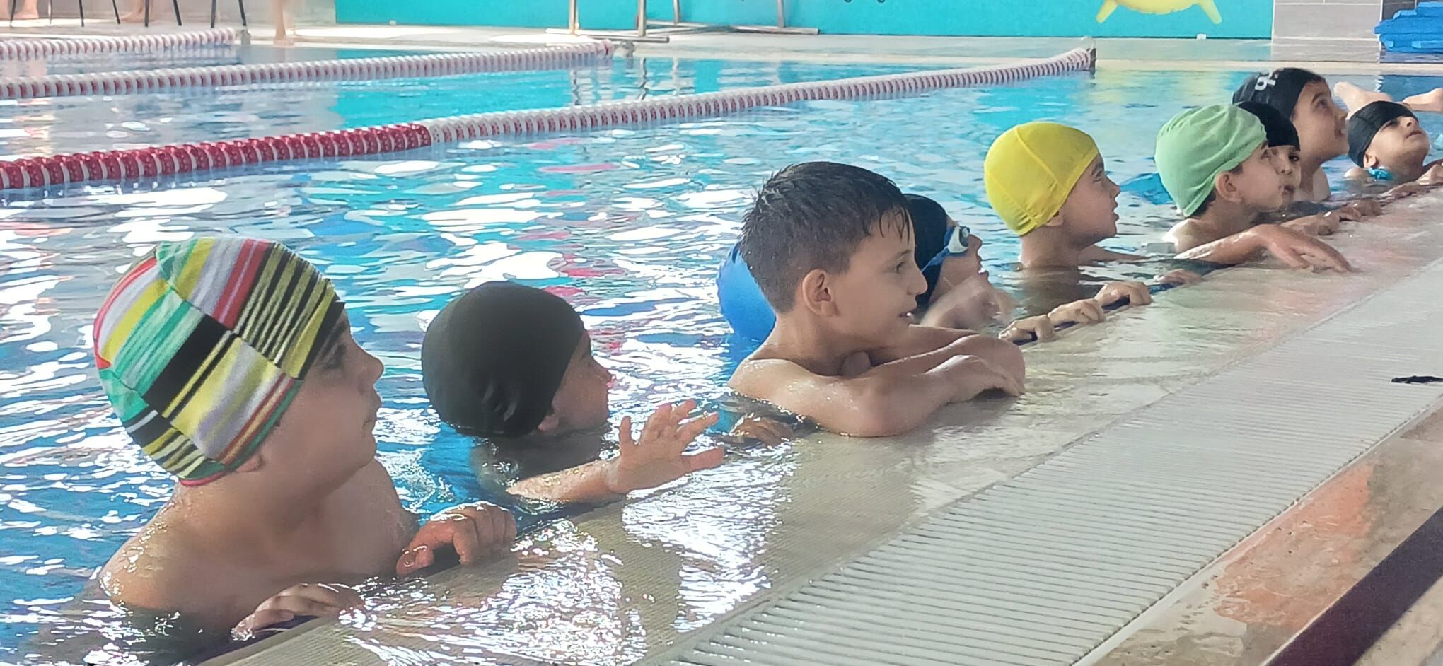 Yuzme Havuzlarinda Egleniyorlar (5)