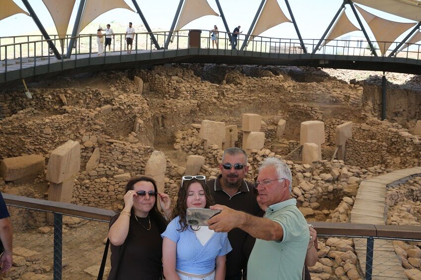 Göbeklitepe serin havasıyla ziyaretçilerini ağırlıyor