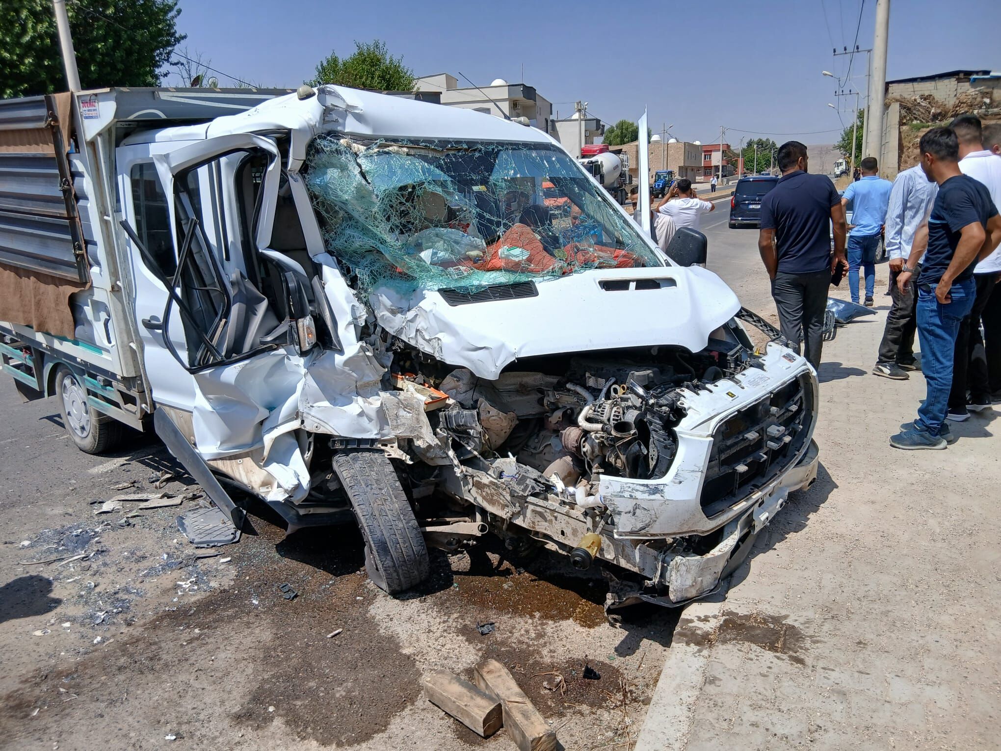 Minibüs ile kamyonetin çarpıştığı kazada 4 kişi yaralandı
