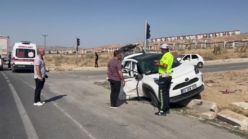 Tır ile otomobil çarpıştı, 4 kişi yaralandı