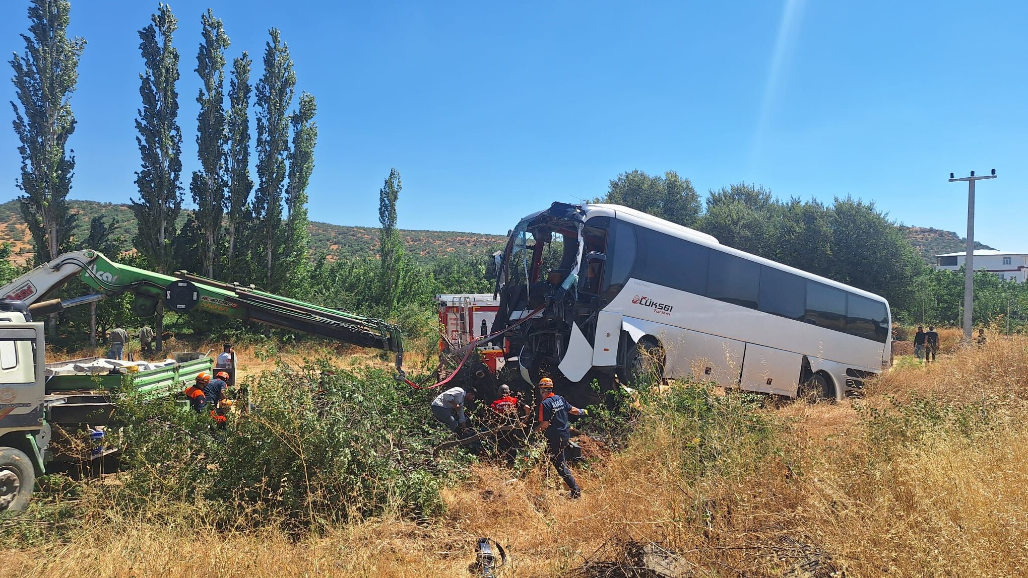 Diyarbakır’da Otobüs Ağaca Çarptı: 2 Kişi Yaralandı