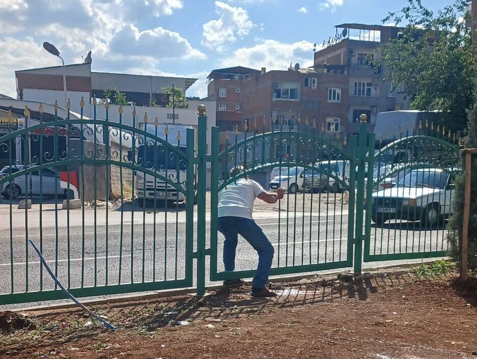 Her Gün Bir Bölümü Kırıp Yol Yapıyorlar (1)