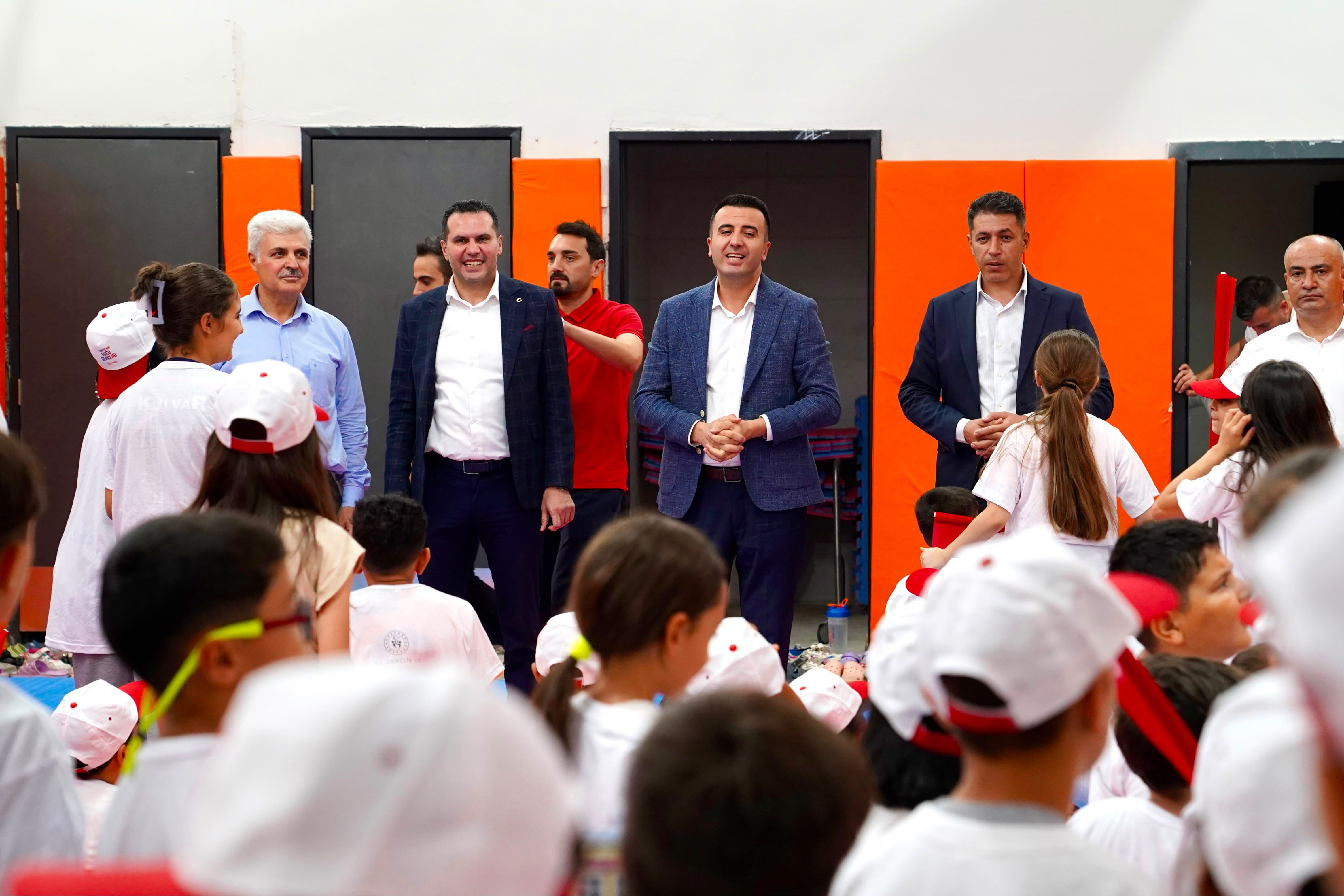 Oğlaklı’daki Okullara Spor Alanı Desteği