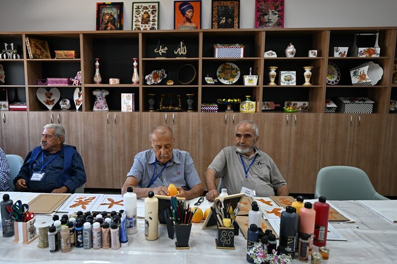 82 yaşındaki ressam sanatla hastalıklarına meydan okuyor