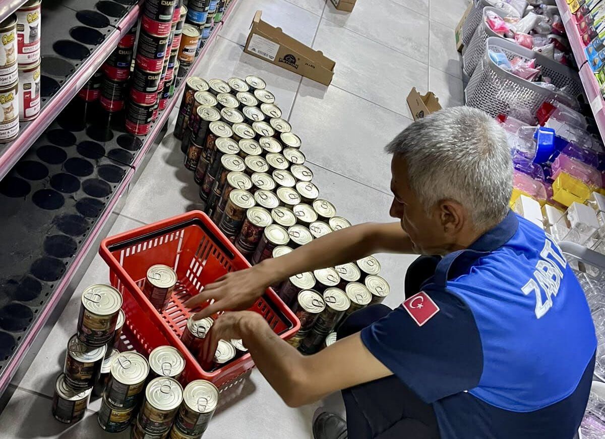 Zabıta Ekiplerinden Petshoplara Sıkı Denetim: Tarihi Geçmiş Ürünler İmha Edildi