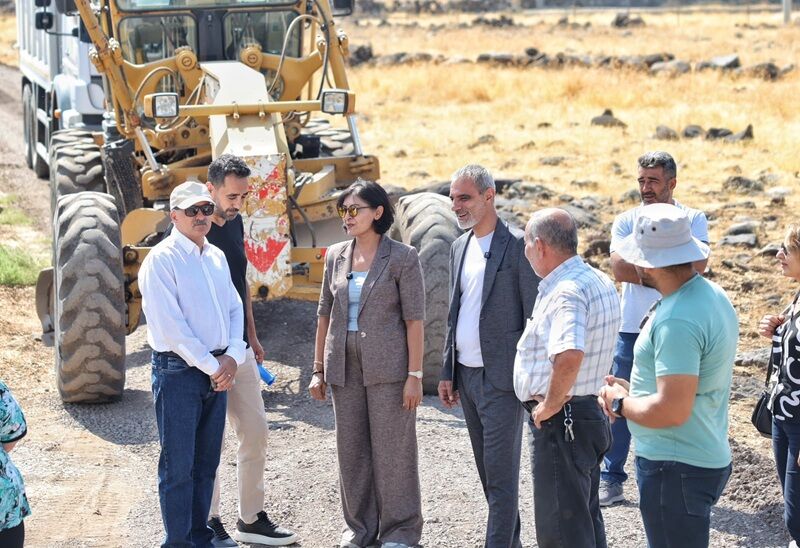 Kayapınar’ın kırsalında kış öncesi yol seferberliği