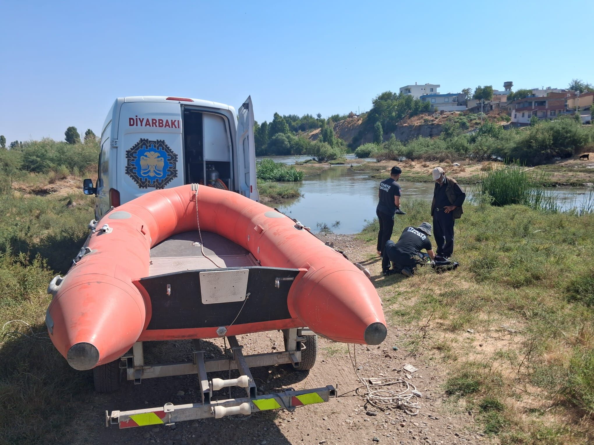 Dicle Nehri’nde Mahsur Kalan 54 Keçi ve Oğlak kurtarıldı