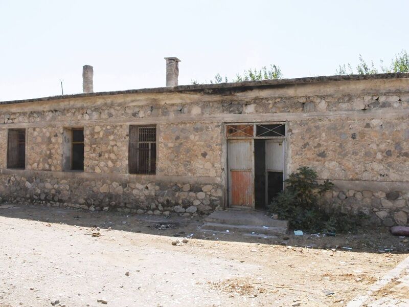 Silopi’de tehlike oluşturan metruk binanın yıkımına başlandı